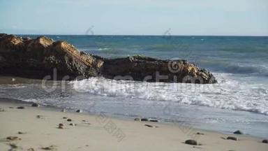 波沿岩石海滩坠毁附近的点构想国家海洋保护区